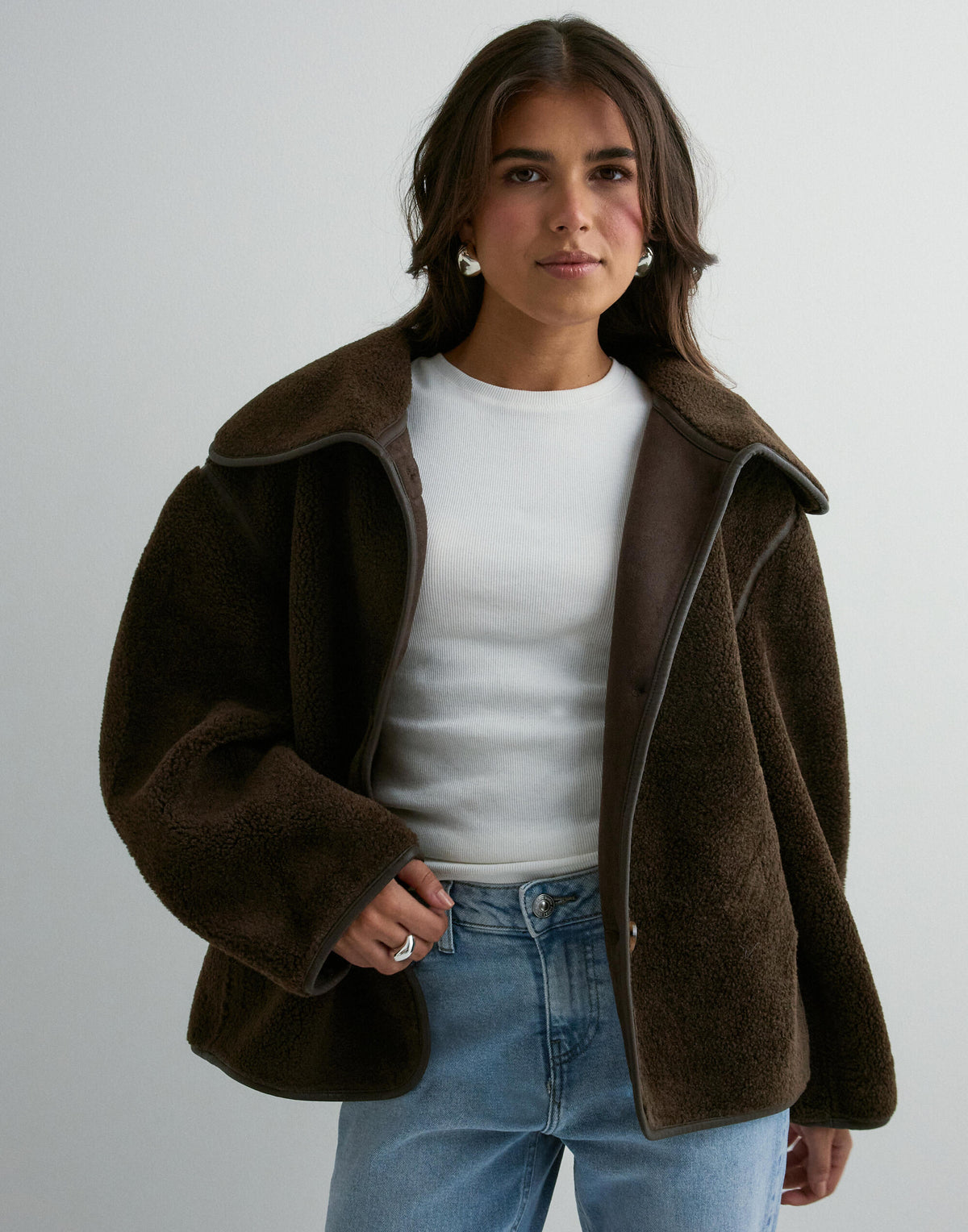 Neo Noir Edmund Kuschelige Teddyjacke Dunkelbraun Oversize-Passform Knopfverschluss Gemütlich Warm