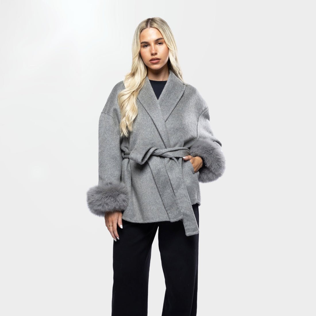 Marcéau Édition Luxuriöse Weiche Wolljacke mit Glamourösen Kunstfell-Manschetten