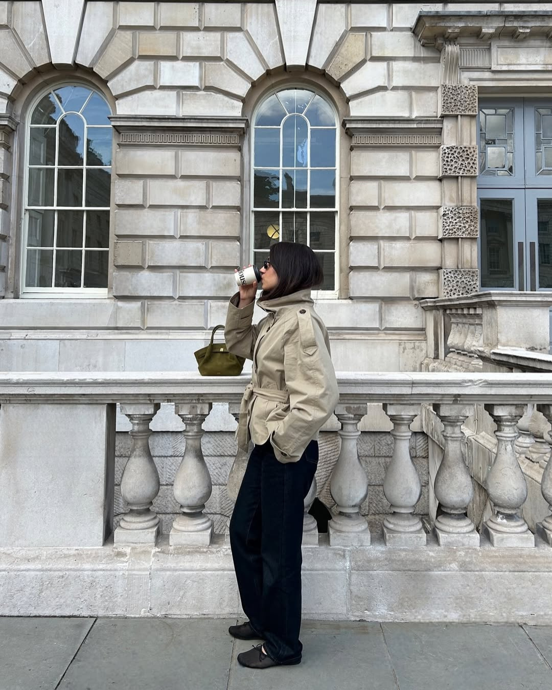 KLARV Kurzer Damen Trenchcoat mit Gürtel in Beige und Olivgrün