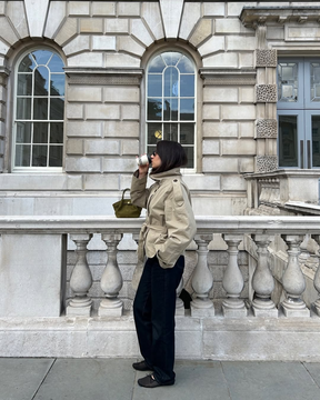 KLARV Kurzer Damen Trenchcoat mit Gürtel in Beige und Olivgrün