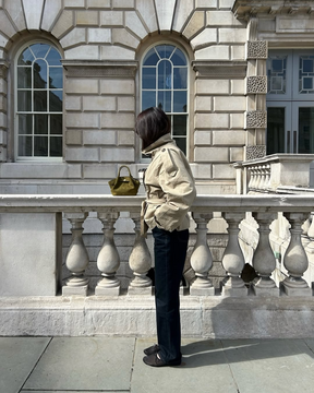 KLARV Kurzer Damen Trenchcoat mit Gürtel in Beige und Olivgrün