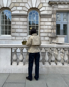 KLARV Kurzer Damen Trenchcoat mit Gürtel in Beige und Olivgrün