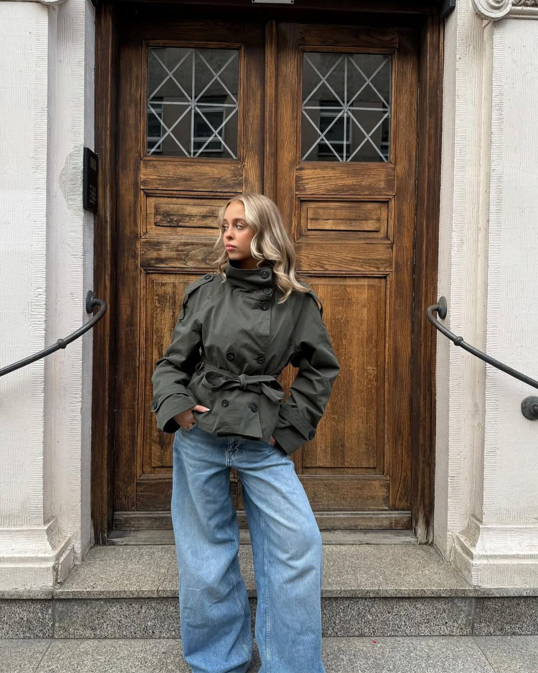 KLARV Kurzer Damen Trenchcoat mit Gürtel in Beige und Olivgrün