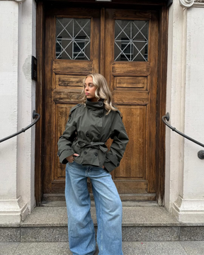 KLARV Kurzer Damen Trenchcoat mit Gürtel in Beige und Olivgrün