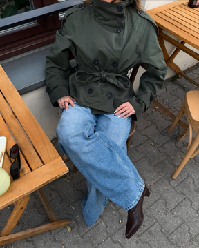 KLARV Kurzer Damen Trenchcoat mit Gürtel in Beige und Olivgrün