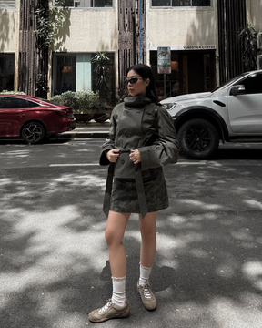 KLARV Kurzer Damen Trenchcoat mit Gürtel in Beige und Olivgrün