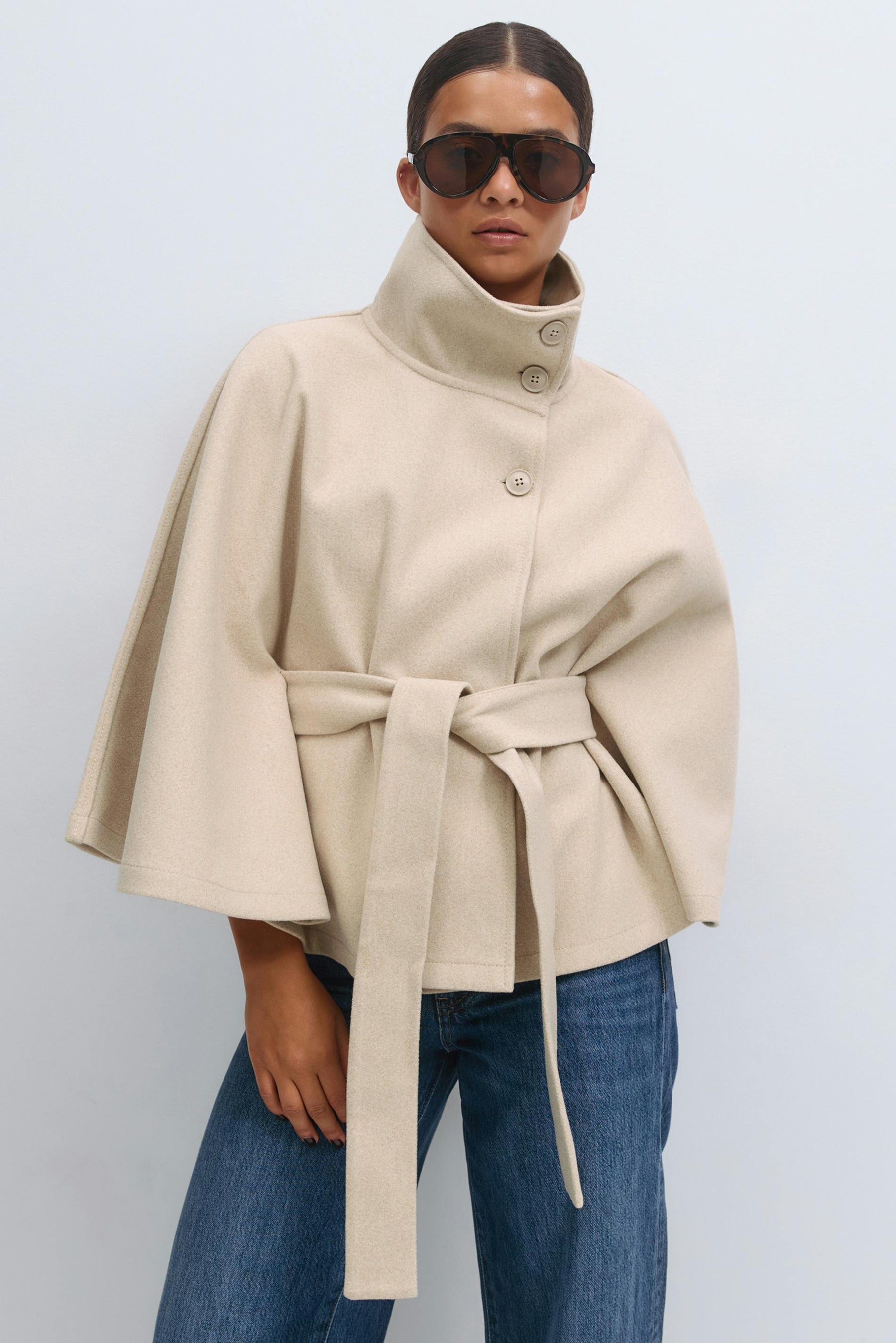 Elegante Beige Cape-Jacke mit Gürtel und hohem Kragen