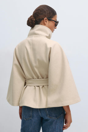 Elegante Beige Cape-Jacke mit Gürtel und hohem Kragen