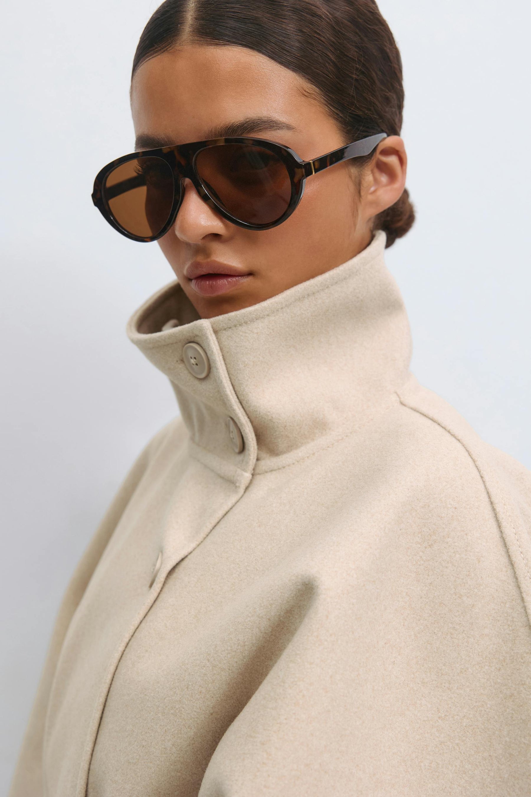 Elegante Beige Cape-Jacke mit Gürtel und hohem Kragen