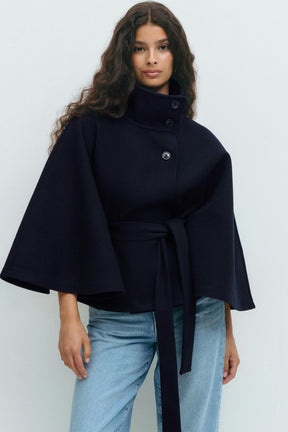 Stylische Cape-Jacke mit Bindegürtel und hohem Stehkragen