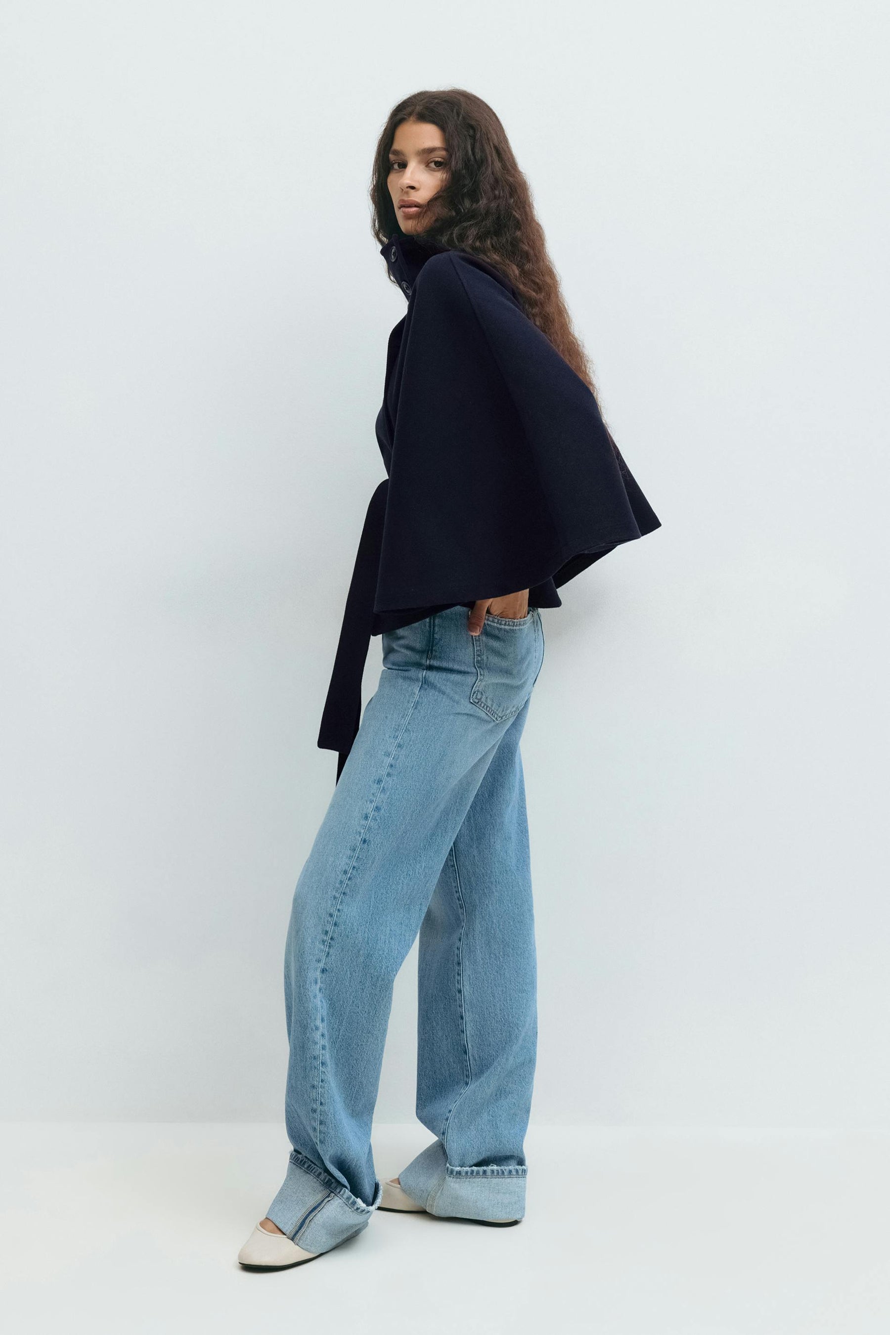 Stylische Cape-Jacke mit Bindegürtel und hohem Stehkragen