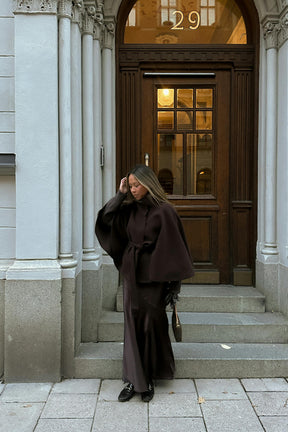Eleganter brauner Cape-Mantel mit Bindegürtel und weiten Ärmeln