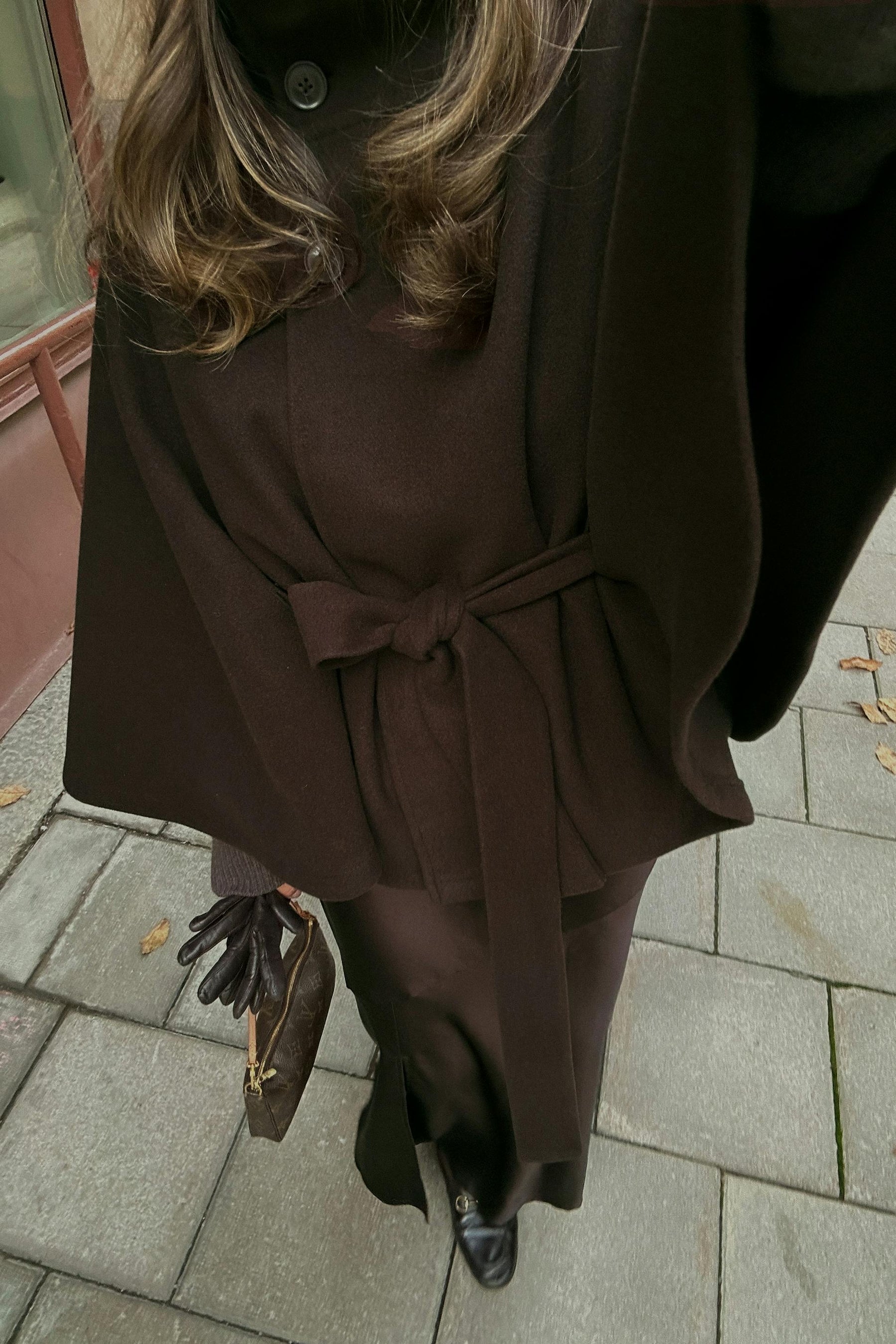 Eleganter brauner Cape-Mantel mit Bindegürtel und weiten Ärmeln