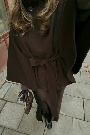 Eleganter brauner Cape-Mantel mit Bindegürtel und weiten Ärmeln