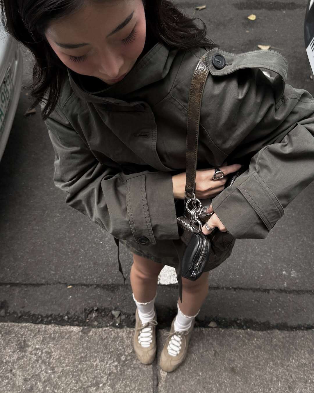 KLARV Kurzer Damen Trenchcoat mit Gürtel in Beige und Olivgrün