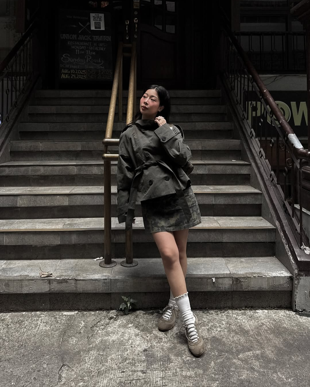 KLARV Kurzer Damen Trenchcoat mit Gürtel in Beige und Olivgrün