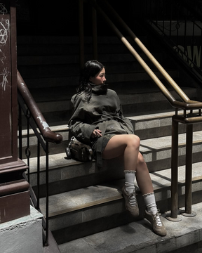 KLARV Kurzer Damen Trenchcoat mit Gürtel in Beige und Olivgrün