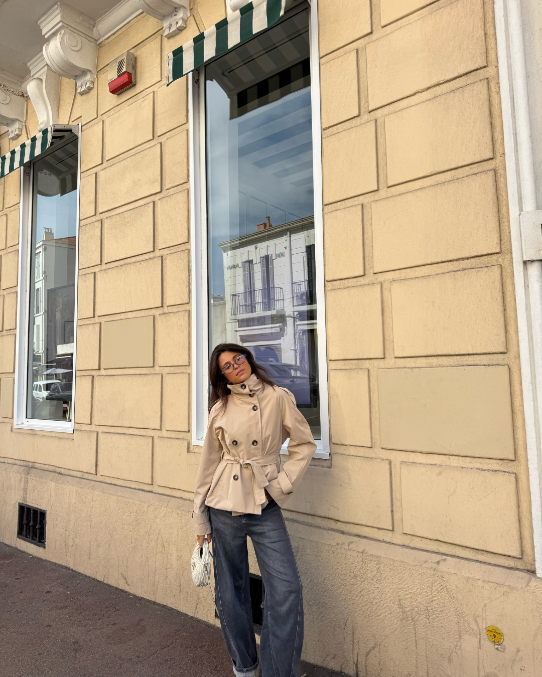 KLARV Kurzer Damen Trenchcoat mit Gürtel in Beige und Olivgrün