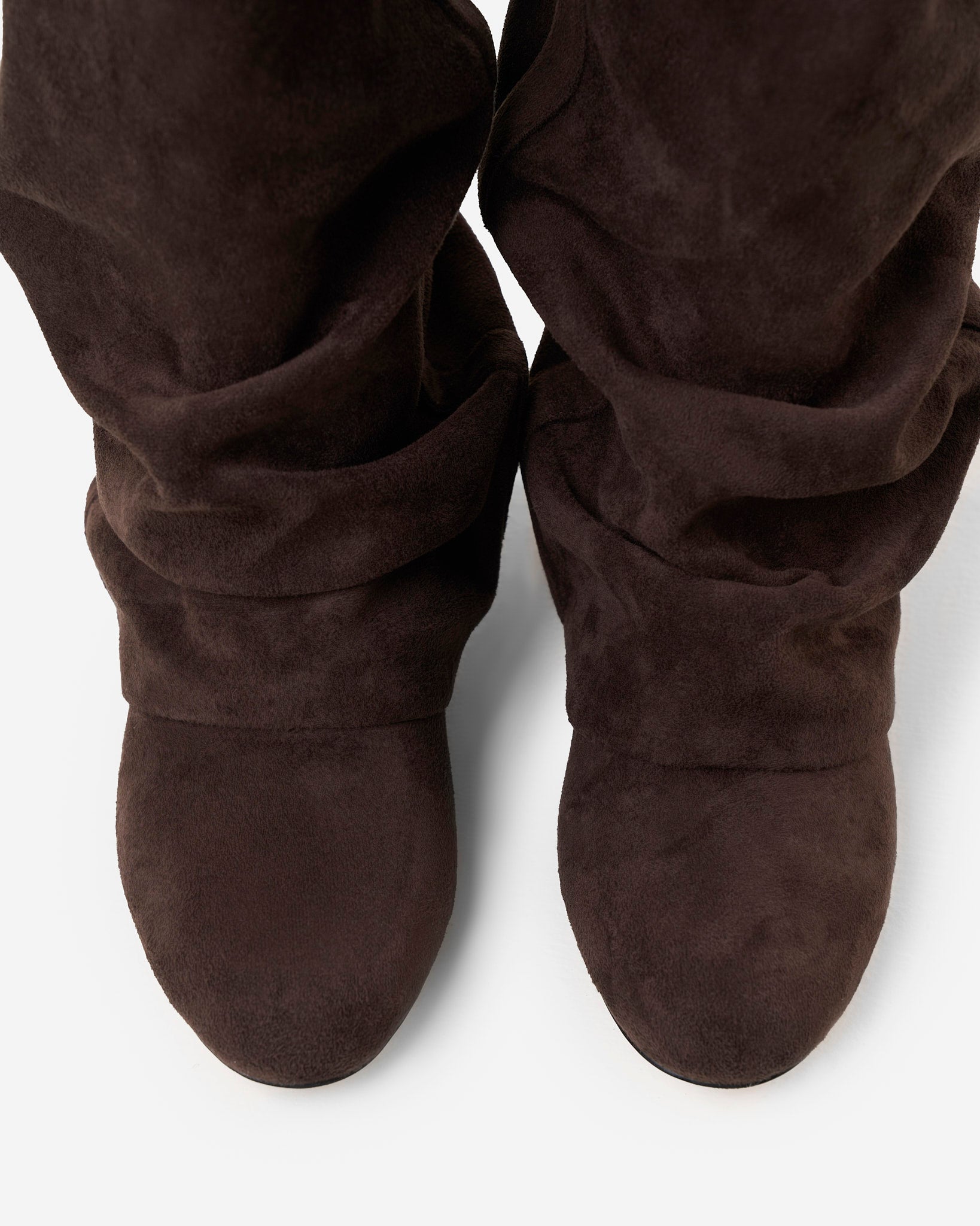 Emilia Slouchy Wildleder Stiefel Dunkelschokolade mit verstecktem Absatz