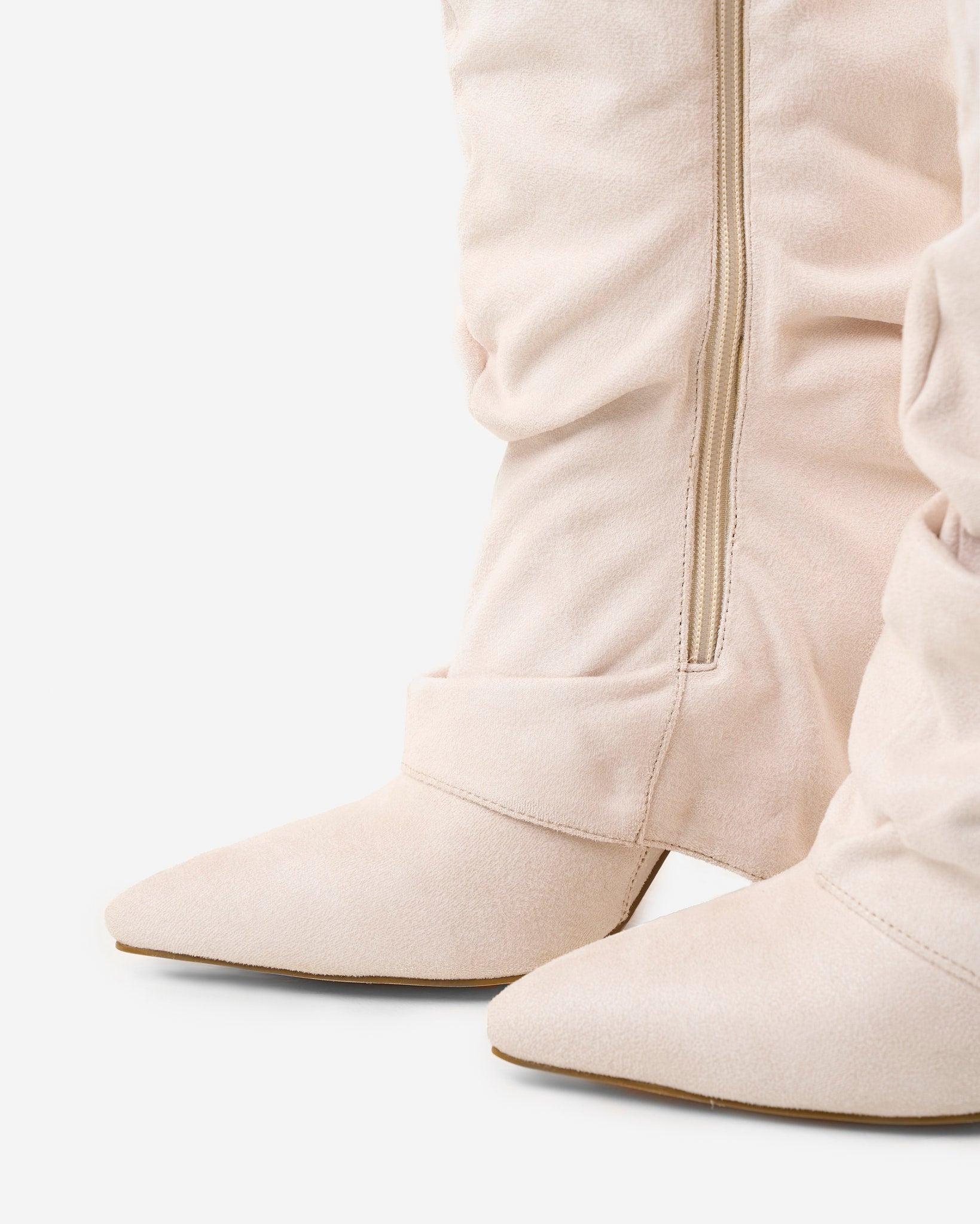 Lavista Slouchy Kniehohe Wildlederstiefel in Cremeweiß mit Absatz