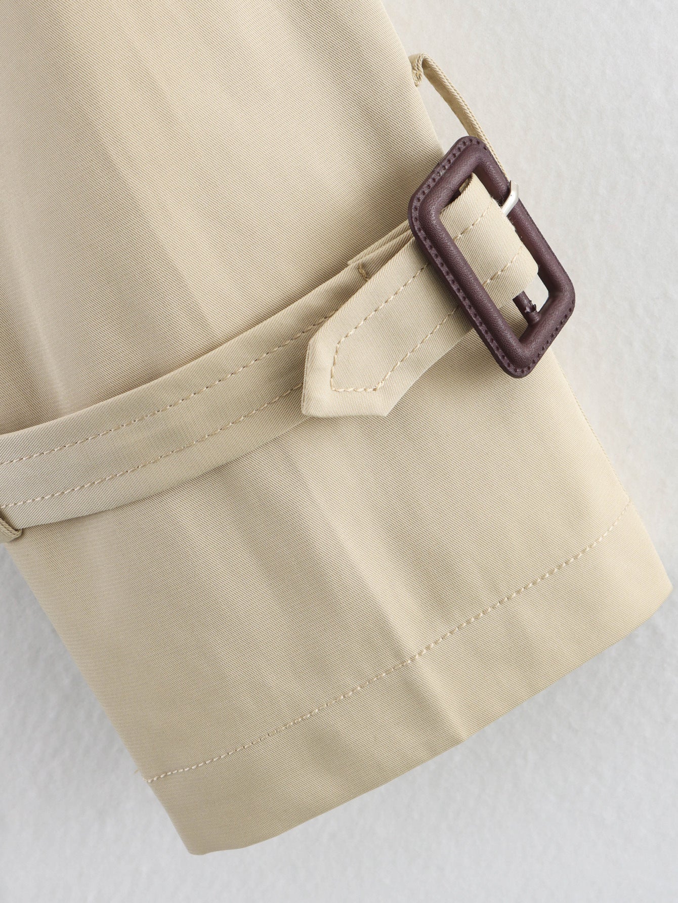 Moderner Caliante Damen Cropped Trenchcoat in Beige und Schwarz