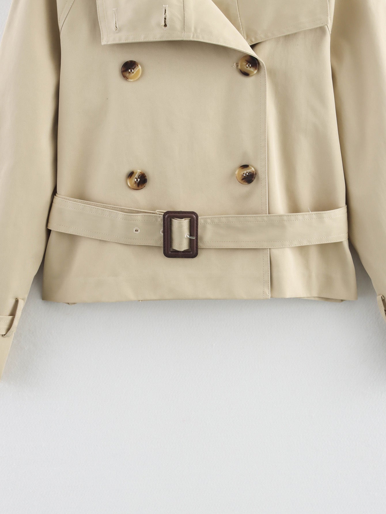 Moderner Caliante Damen Cropped Trenchcoat in Beige und Schwarz