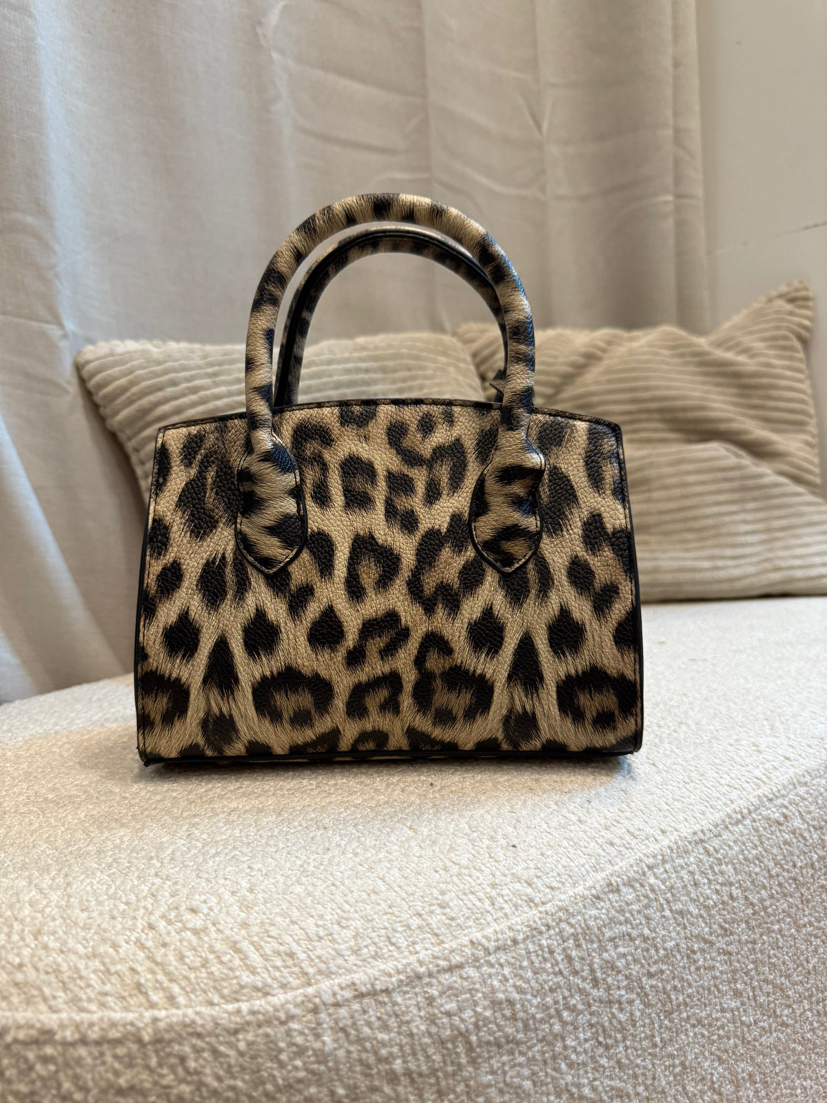 Vielseitige 22 cm Kompakt-Umhängetasche mit praktischem Innenfach und abnehmbarem Gurt