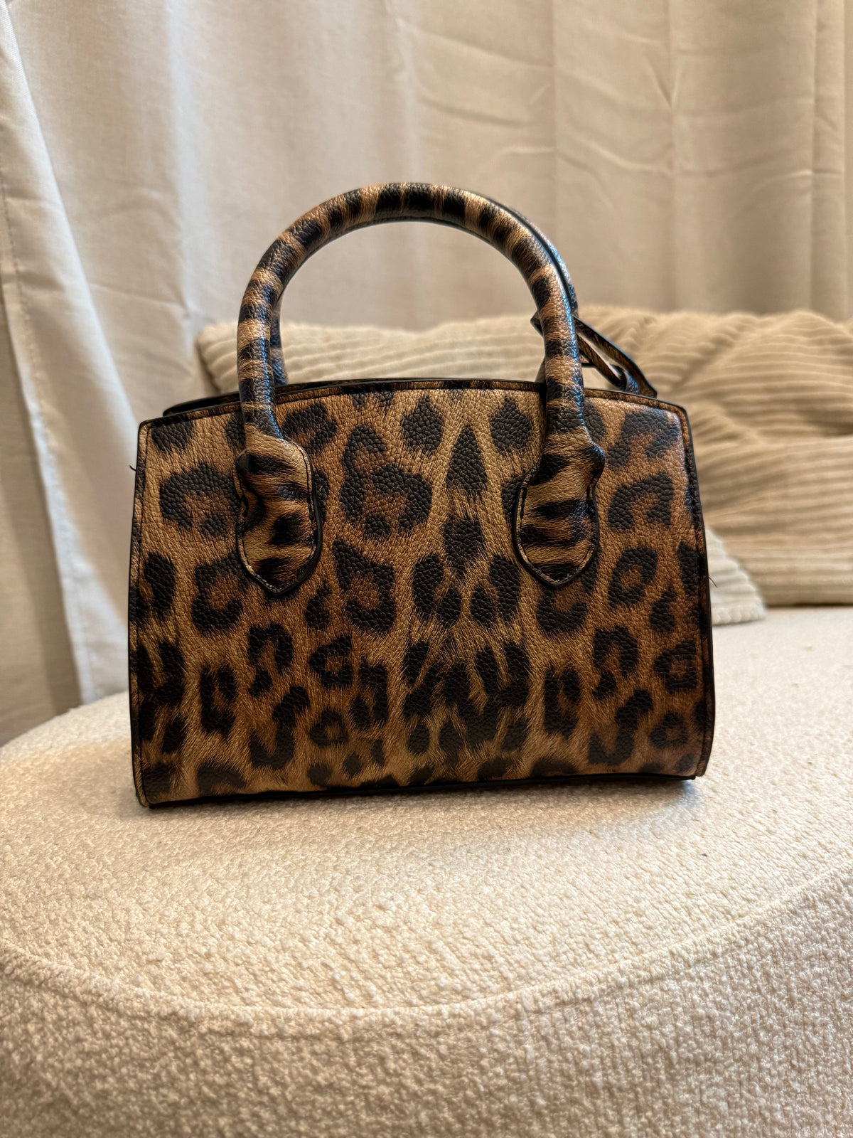 Vielseitige 22 cm Kompakt-Umhängetasche mit praktischem Innenfach und abnehmbarem Gurt