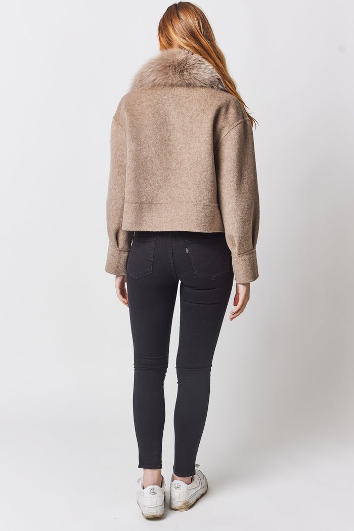 Elegante Camélia Col Doux Jacke: Weicher Webpelzkragen für stilvolle Wärme