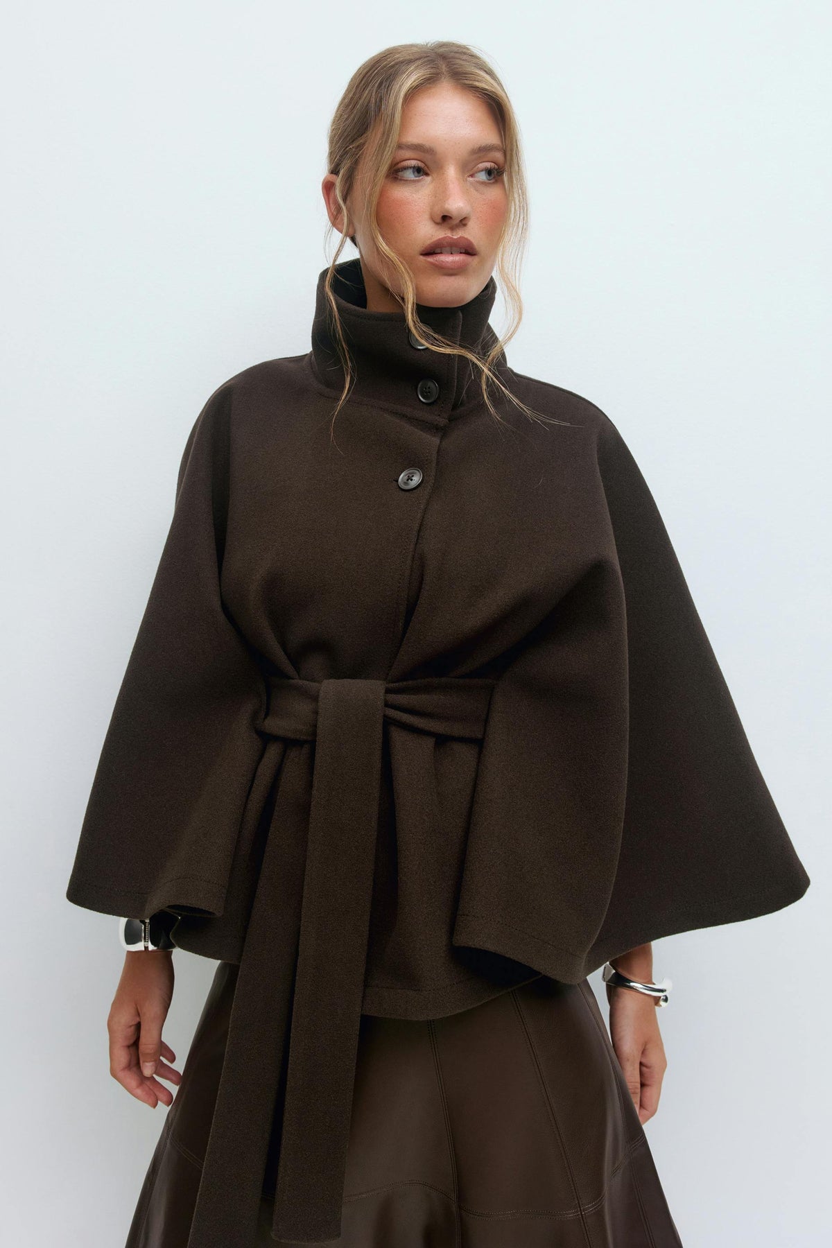 Elegantes Montmartre Cape aus weichem Wollmix mit Cape-Ärmeln und Gürtel
