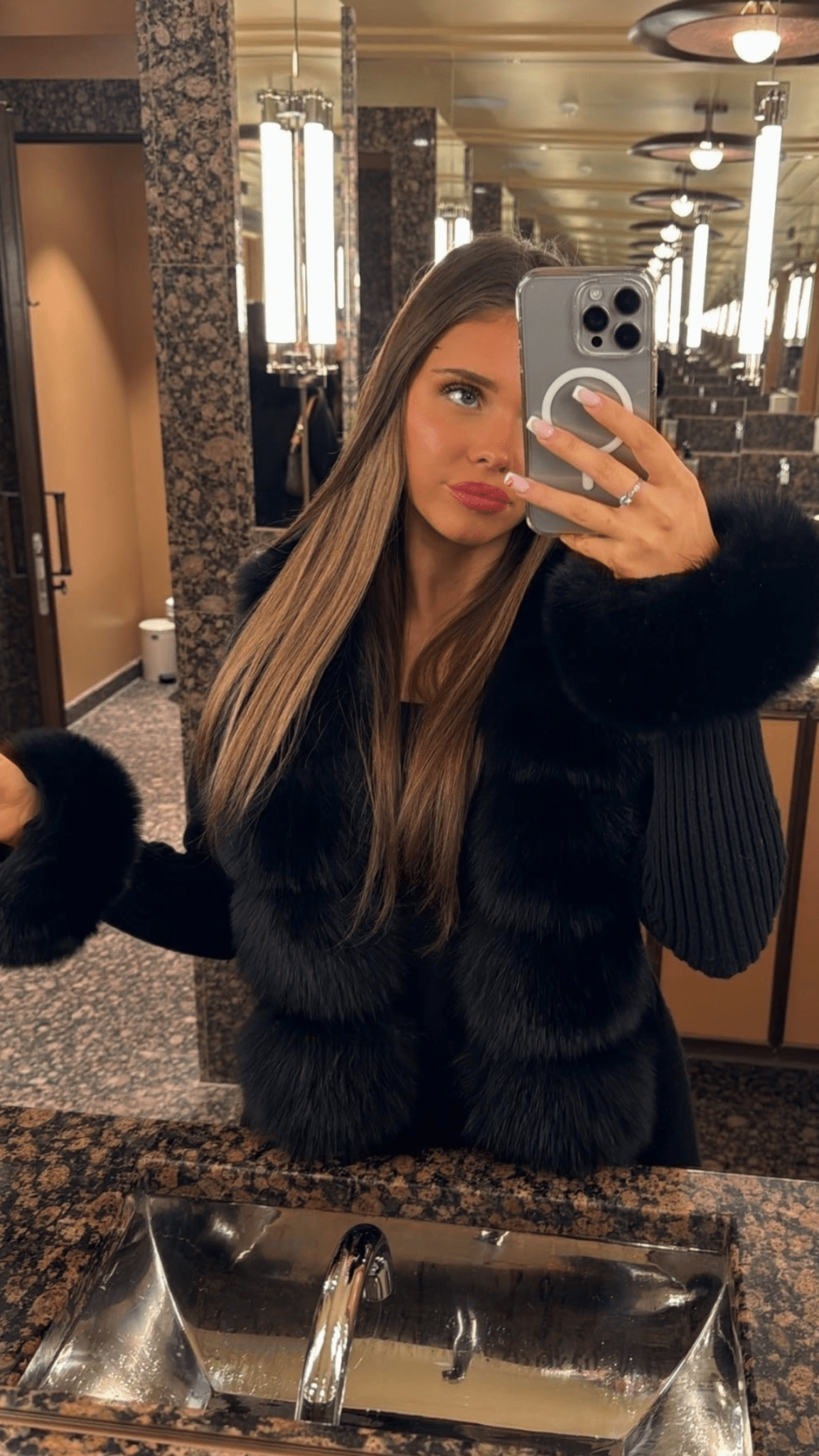 Eleganter Damen Strick-Cardigan mit luxuriösem Kunstfell, Taillengürtel & Feinstrick