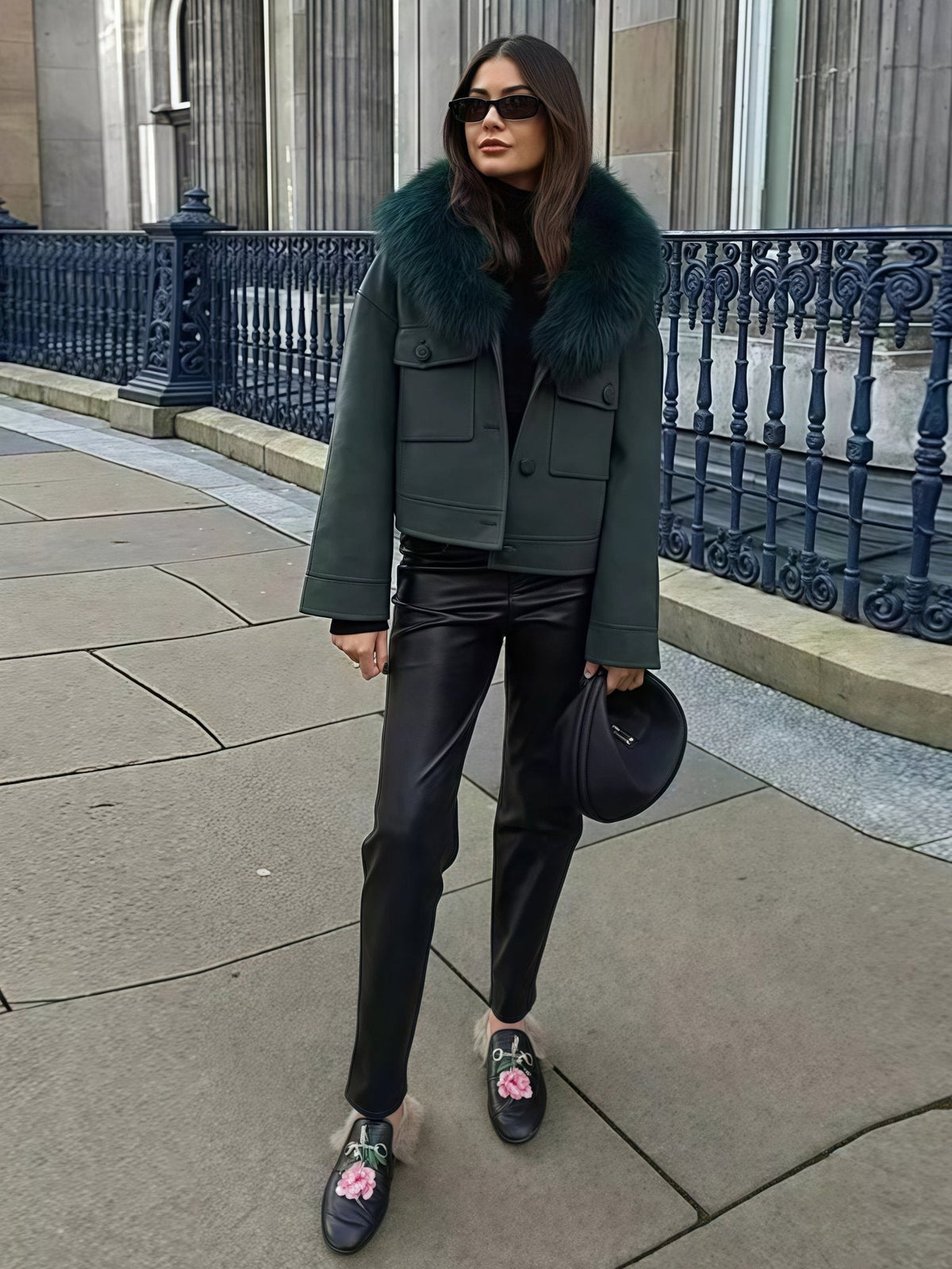 Elegante Montparnasse Smaragdgrüne Kurzjacke: Luxuriöser Webpelzkragen & Velours-Optik