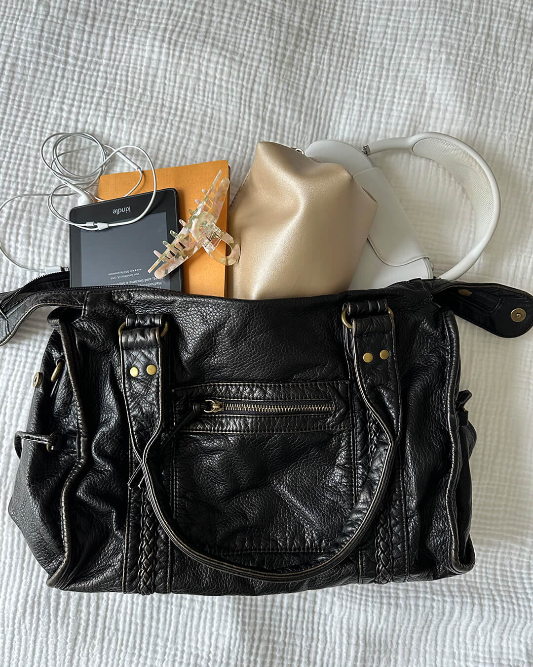 SOERA Tanja Schultertasche Damen aus veganem Leder in Schwarz